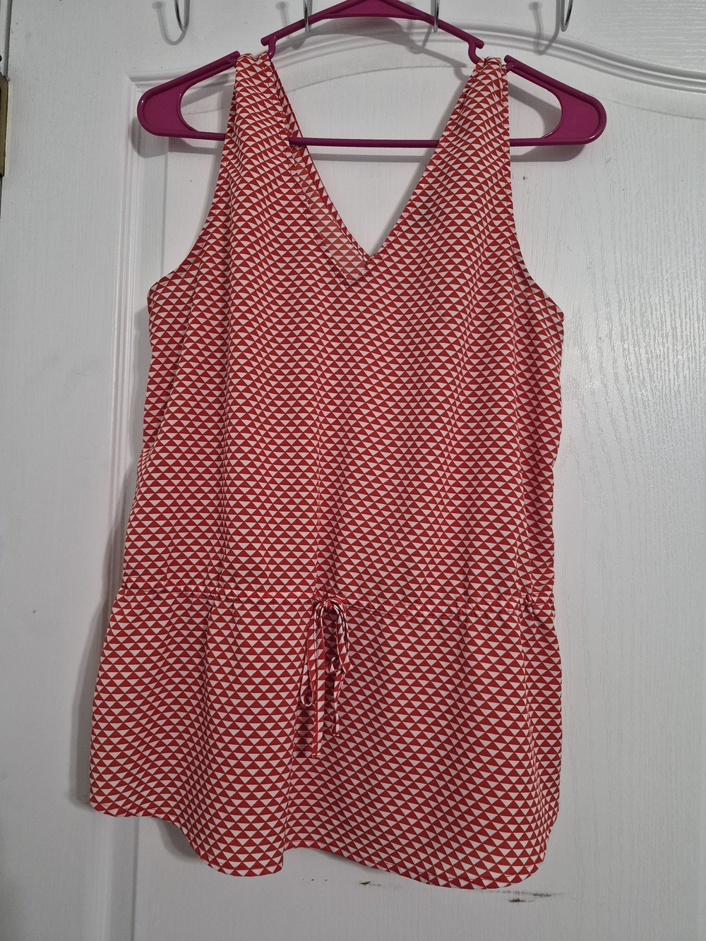 Banana Republic Red & White Geometric Sleeveless V-Neck Blouse